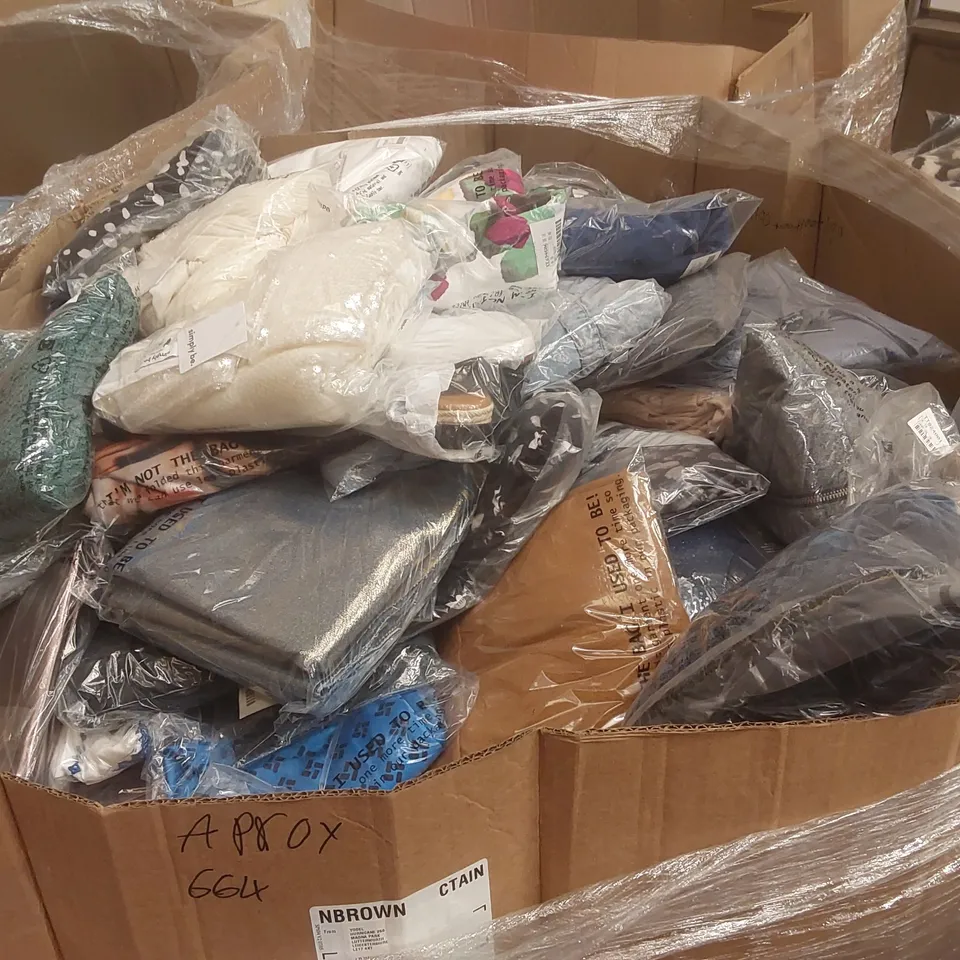 PALLET CONTAINING APPROXIMATELY 650x ASSORTED BRAND NEW DESIGNER CLOTHING ITEMS