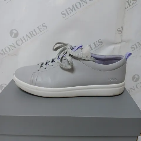 BOXED VIONIC AURA PARSLEY TRAINERS, LIGHT GREY - SIZE 6