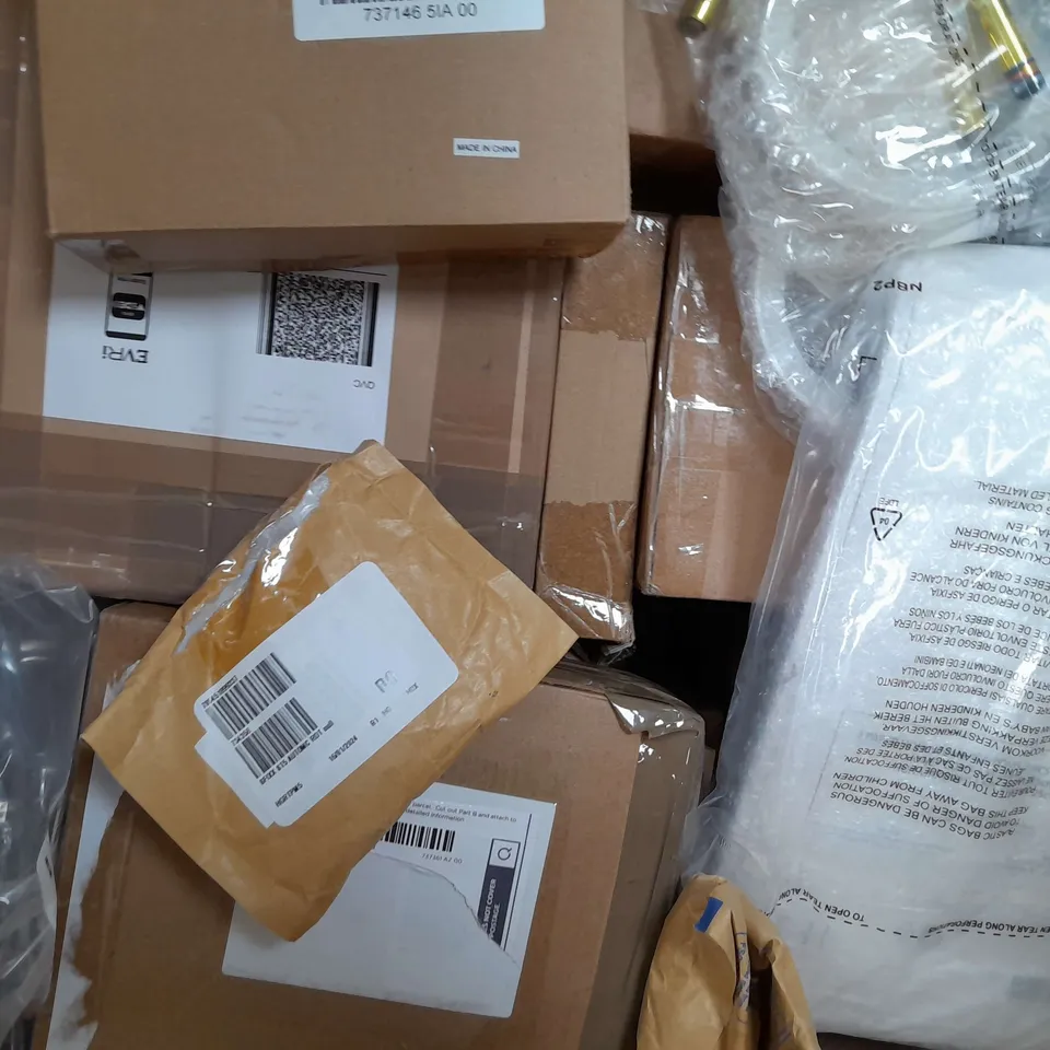 BOX OF APPROXIMATELY 15 ASSORTED HOUSEHOLD ITEMS TO INCLUDE SIMPLY BEAUTY HAIR REMOVER, FESTIVE FOOD STORAGE CONTAINERS, ETC