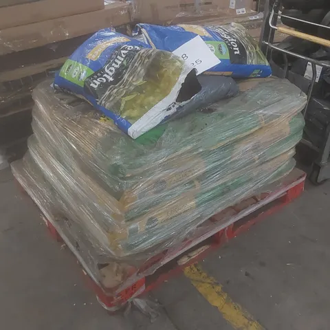 PALLET OF PLANT AND GARDEN BASED PRODUCTS TO INCLUDE; LARGE QUANTITY OF MIRACLE-GRO EVERGREEN COMPLETE 4-IN-1 LAWN FOOD AND LEVINGTON JOHN INNES SEED