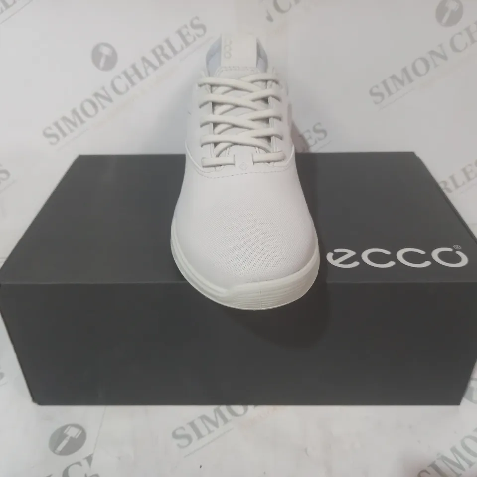 BOXED PAIR OF ECCO GOLF S-THREE SHOES IN WHITE/LIGHT BLUE UK SIZE 4.5
