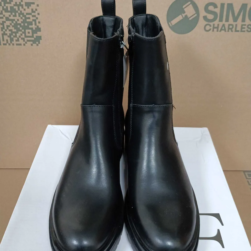 BOXED PAIR OF SHOES BY EMMA GABRIELLE BLACK PU CHELSEA BOOTS, UK 7