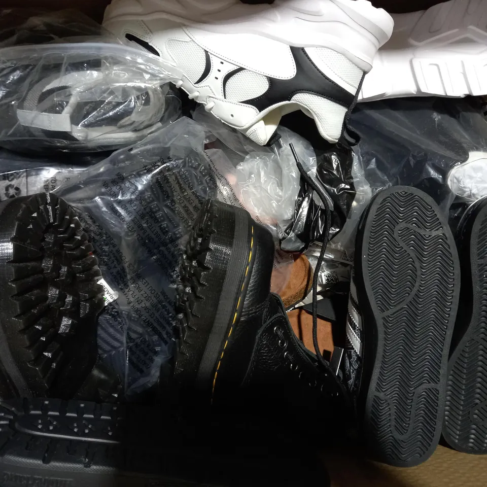 BOX OF APPROXIMATELY 15 ASSORTED PAIRS OF SHOES AND FOOTWEAR ITEMS IN VARIOUS STYLES AND SIZES TO INCLUDE HOTTER, CLARKS, BECKETT, ETC