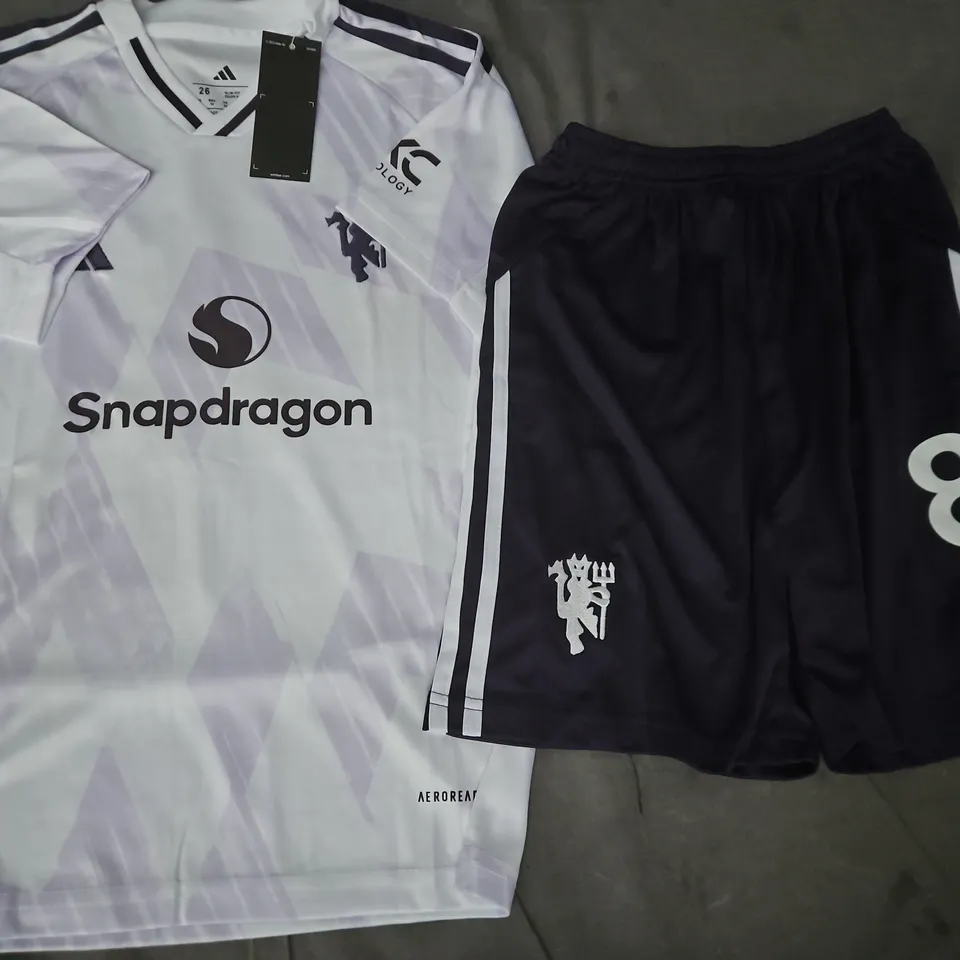ADIDAS MANCHESTER UNITED FOOTBALL KIT SIZE UK 26 - B.FERNANDES NUMBER 8