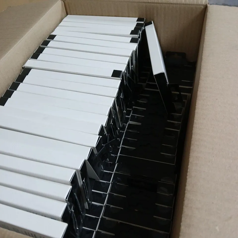 BOX OF APPROXIMATELY 100 DEFENCE CASE CLEAR PROTECTIVE CASE FOR IPHONE 15 PRO – PACK OF MULTIPLE (6.1" DISPLAY)