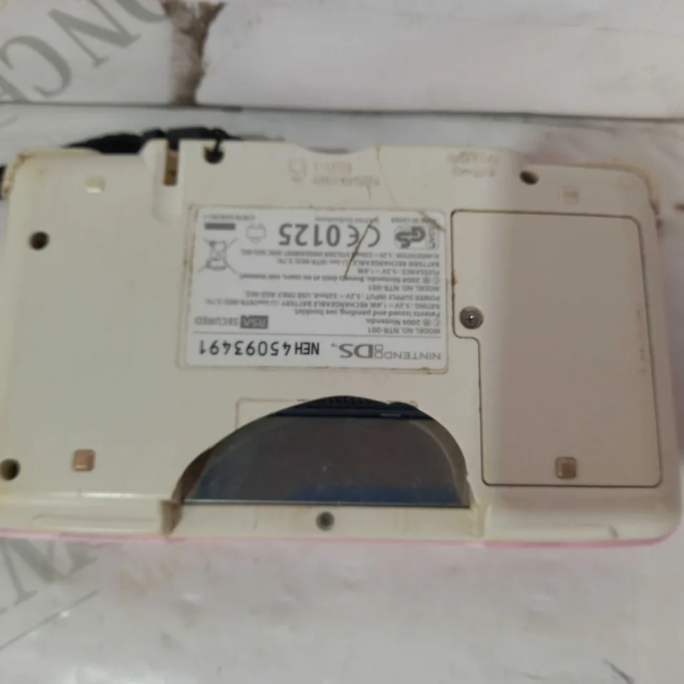 NINTENDO DS NTR-001 HANDHELD GAMES CONSOLE IN PINK