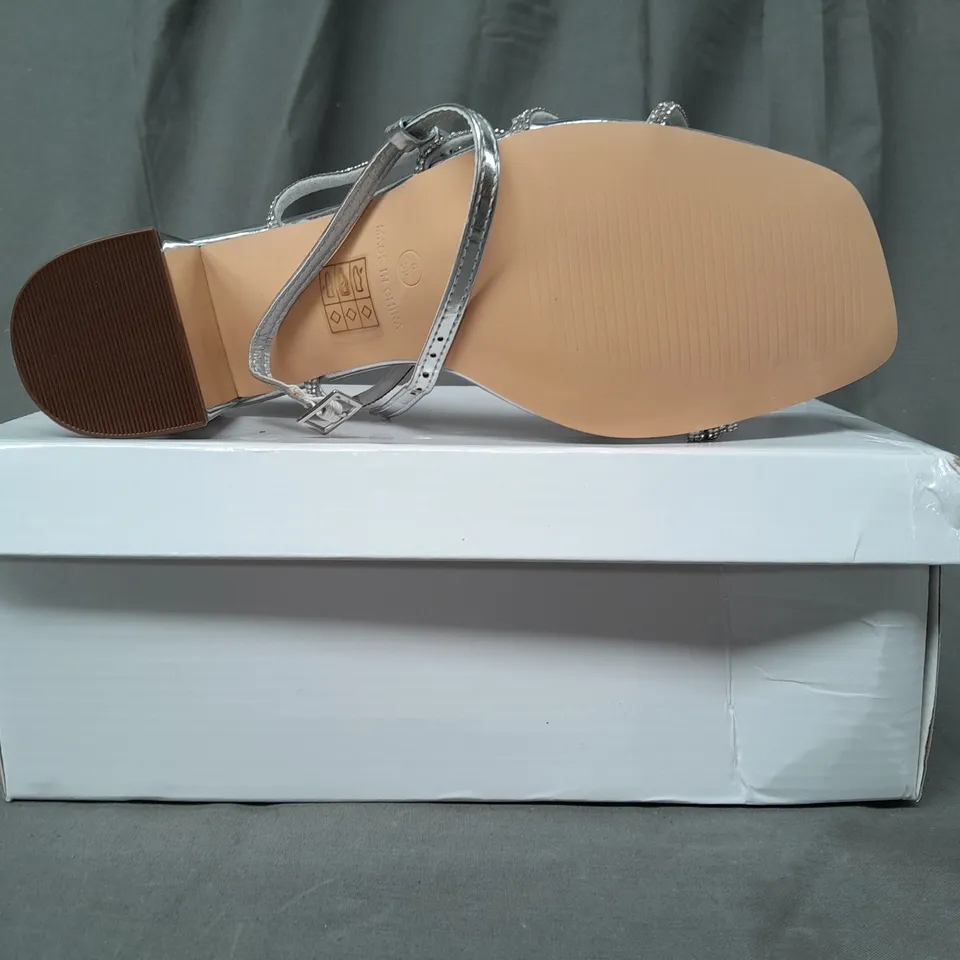 BOXED PAIR OF TRUFFLE COLLECTION OPEN TOE STRAPPY BLOCK HEEL SANDALS IN METALLIC SILVER W. JEWEL EFFECT SIZE 6