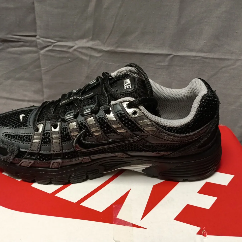 BOXED NIKE P-6000 SE MENS SHOES – BLACK/ANTHRACITE, UK 6 (US 7)