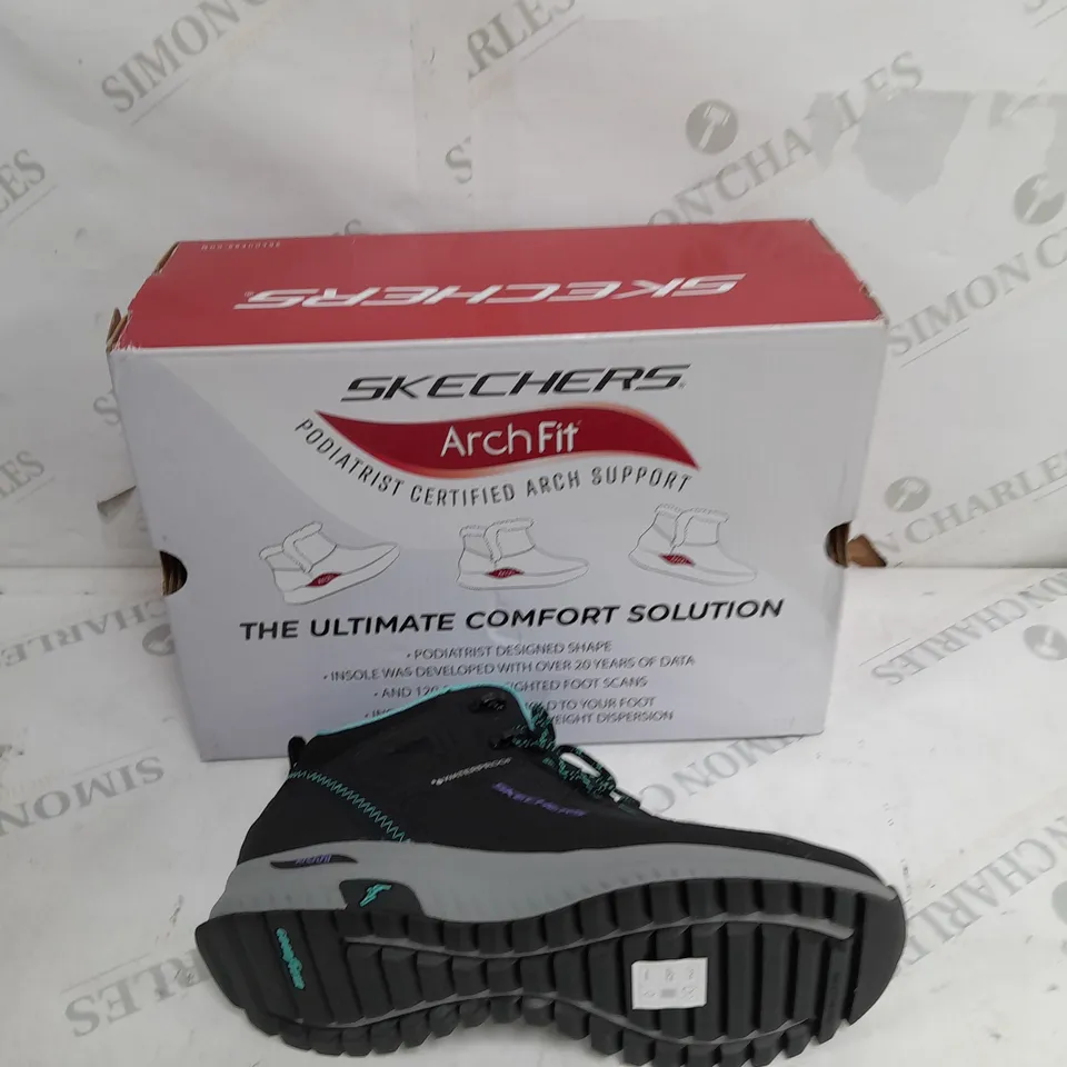 BOXED PAIR OF WOMENS SKETHCERS WORKWEAR BOOTS SIZE 3.5 