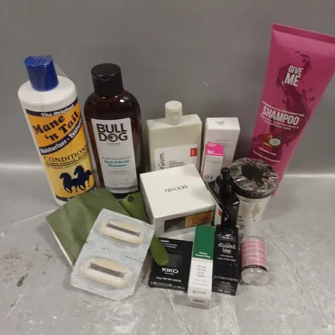 APPROXIMATELY 20 ASSORTED COSMETIC ITEMS TO INCLUDE - CLAIRINS LIP OIL - KAT VON D LIPSTICK IN PUMPKIN - KIKO EYESHADOW - ETC