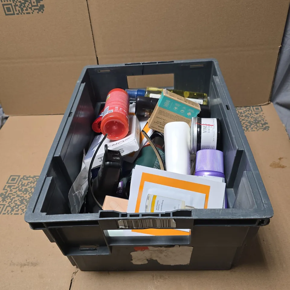 TOTE OF APPROXIMATELY 20 ASSORTED COSMETIC ITEMS TO INCLUDE AVEENO SKIN RELIEF, OLD SPICE, DR SQUATCH, MATRIX GLOW MANIA, LYNX ETC