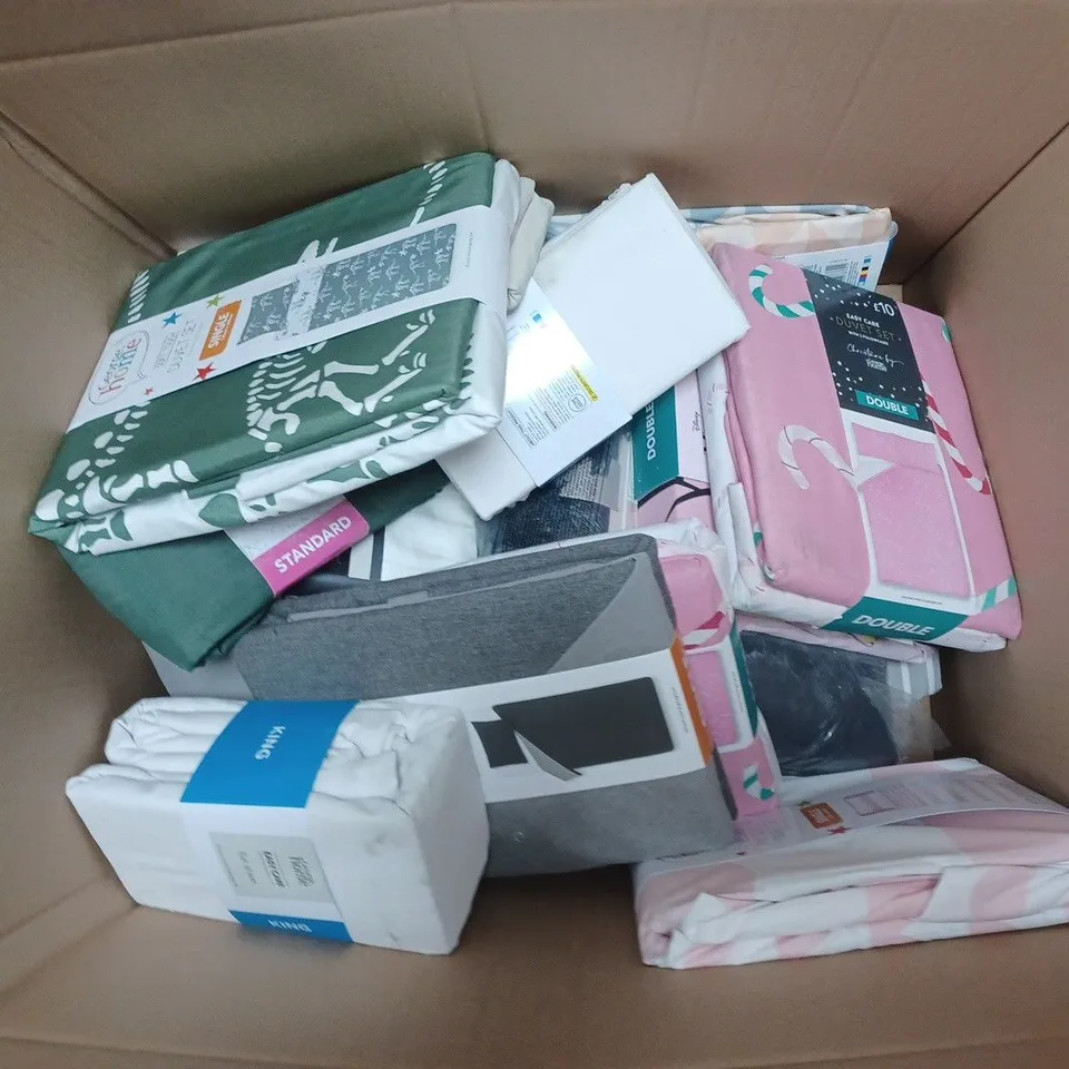 APPROXIMATELY 25 ASSORTED BEDDING ITEMS TO INCLUDE TUFTED DIAMOND DUVET SET DOUBLE, BRUSHED COTTON FITTED SHEET SINGLE, BRUSHED COTTON PILLOWCASES STANDARD, ETC - COLLECTION ONLY