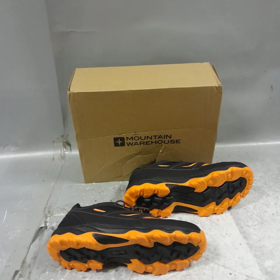 BOXED PAIR OF MOUNTAIN WAREHOUSE APPROACH KIDS RUNNING TRAINER GREY UK 4 