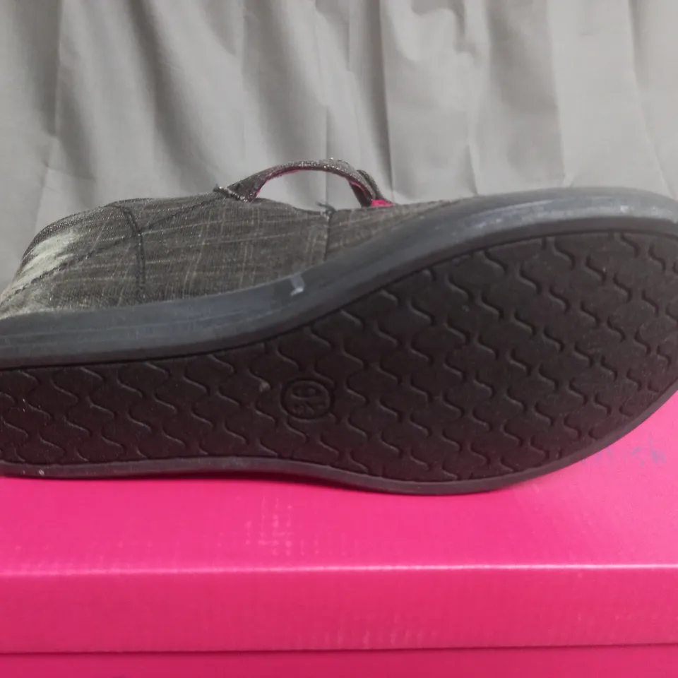 BOX OF APPROXIMATELY 12 BLACK  GUPPY LOVE BY BLOWFISH SHOES IN VARIOUS SIZES 