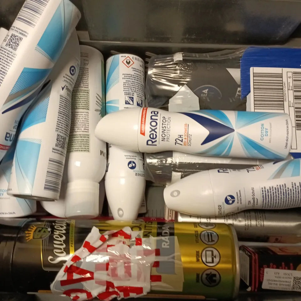 APPROXIMATELY 15 ASSORTED AEROSOLS TO INCLUDE GEMAR TIME TO SHINE, PRANAROM TEA TREE, NIVEA MEN BLACK & WHITE, ETC - COLLECTION ONLY