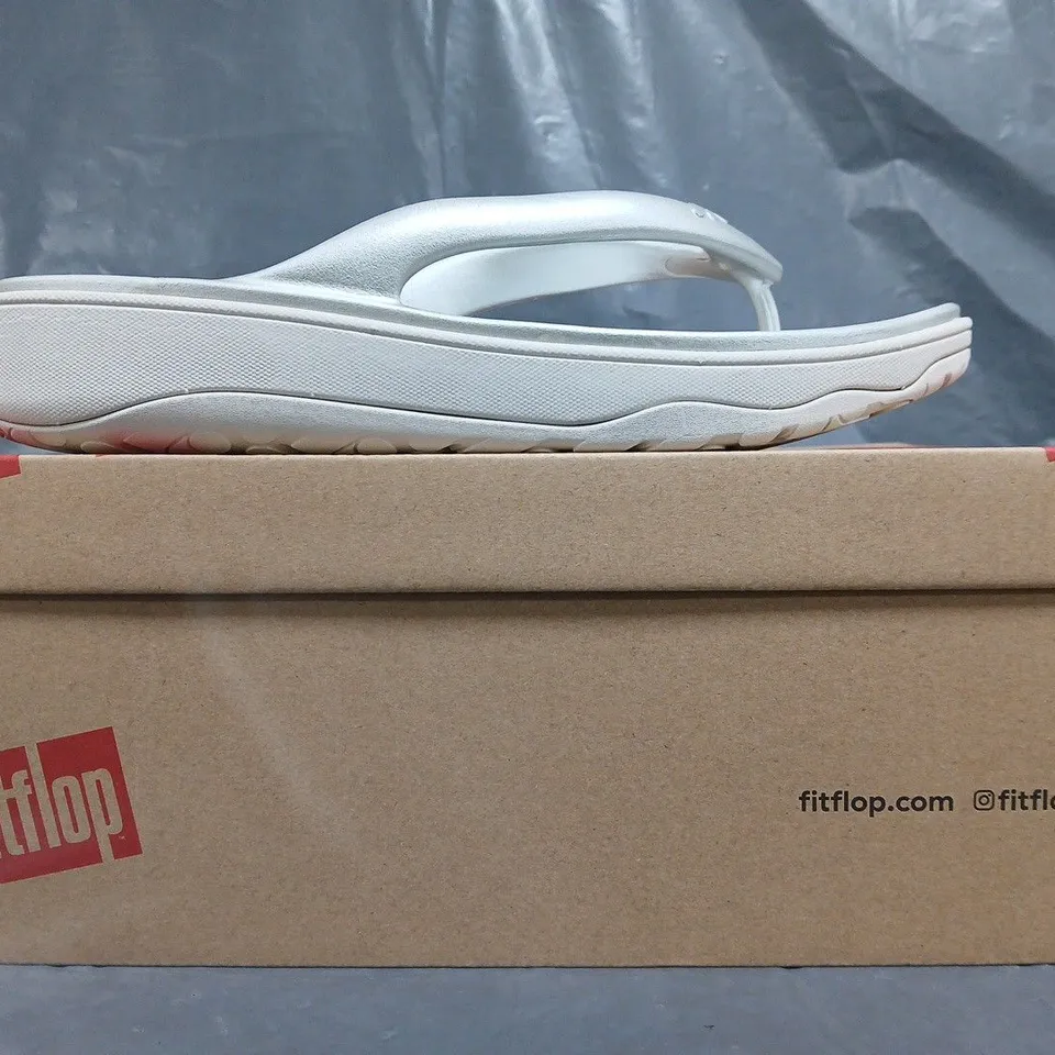 BOXED PAIR OF FITFLOP RELIEF TOE-POST SANDALS IN METALLIC SILVER SIZE UK 9