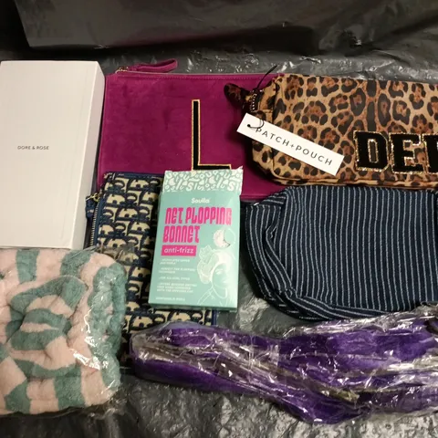 LOT OF APPROXIMATELY 12 ASSORTED HEALTH AND BEAUTY ITEMS TO INCLUDE MAKE UP BAGS AND NET PLOPPING BONNET