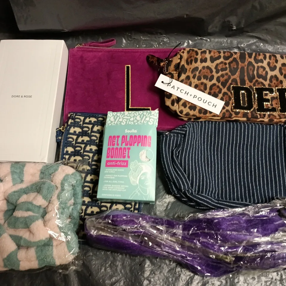 LOT OF APPROXIMATELY 12 ASSORTED HEALTH AND BEAUTY ITEMS TO INCLUDE MAKE UP BAGS AND NET PLOPPING BONNET