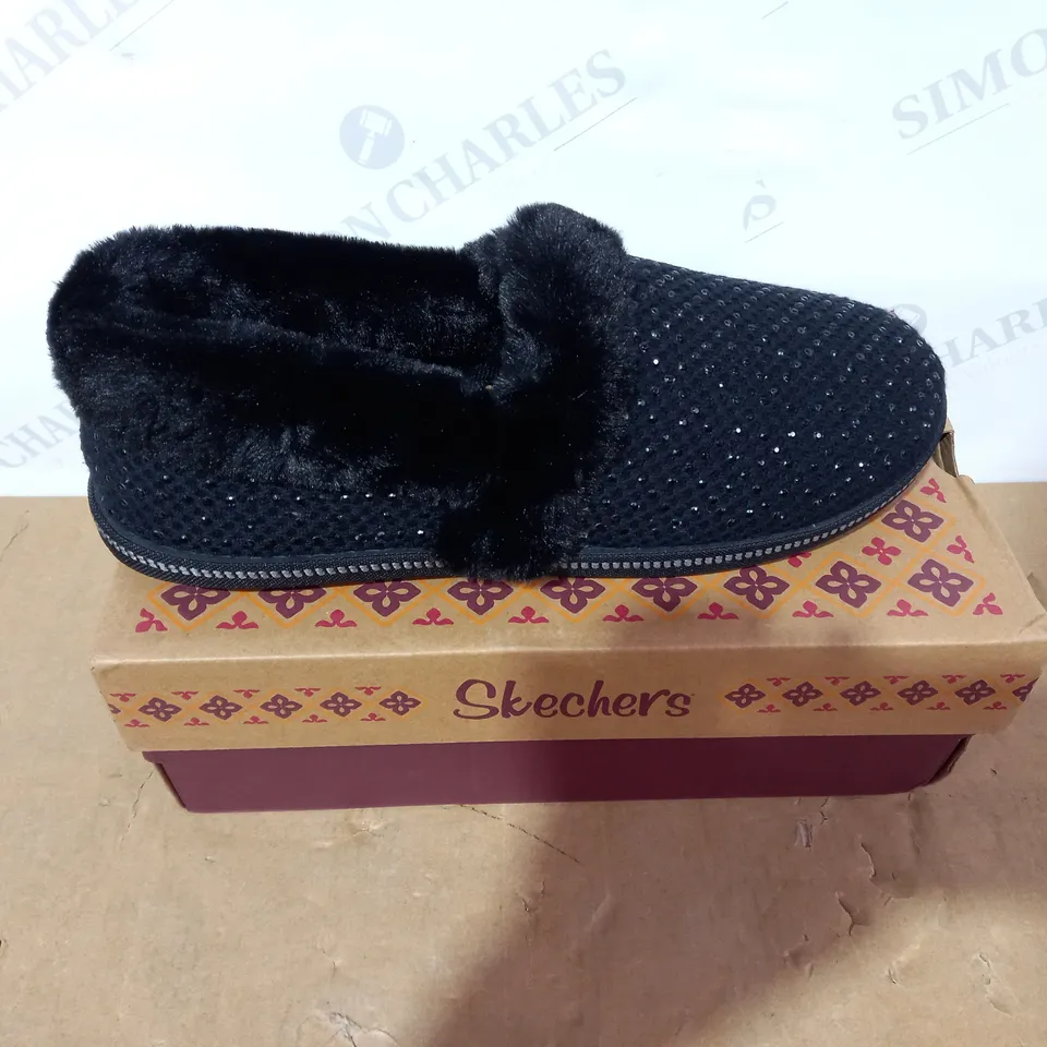 BOXED PAIR OF SKECHERS SLIPPERS - SIZE 8