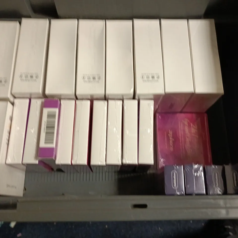 LOT OF APPROXIMATELY 25 ASSORTED HEALTH AND BEAUTY ITEMS TO INCLUDE NAIL ARDENER, EYE AND CHEEK PALETTE AND SILK PEPTIDE AMPOULE