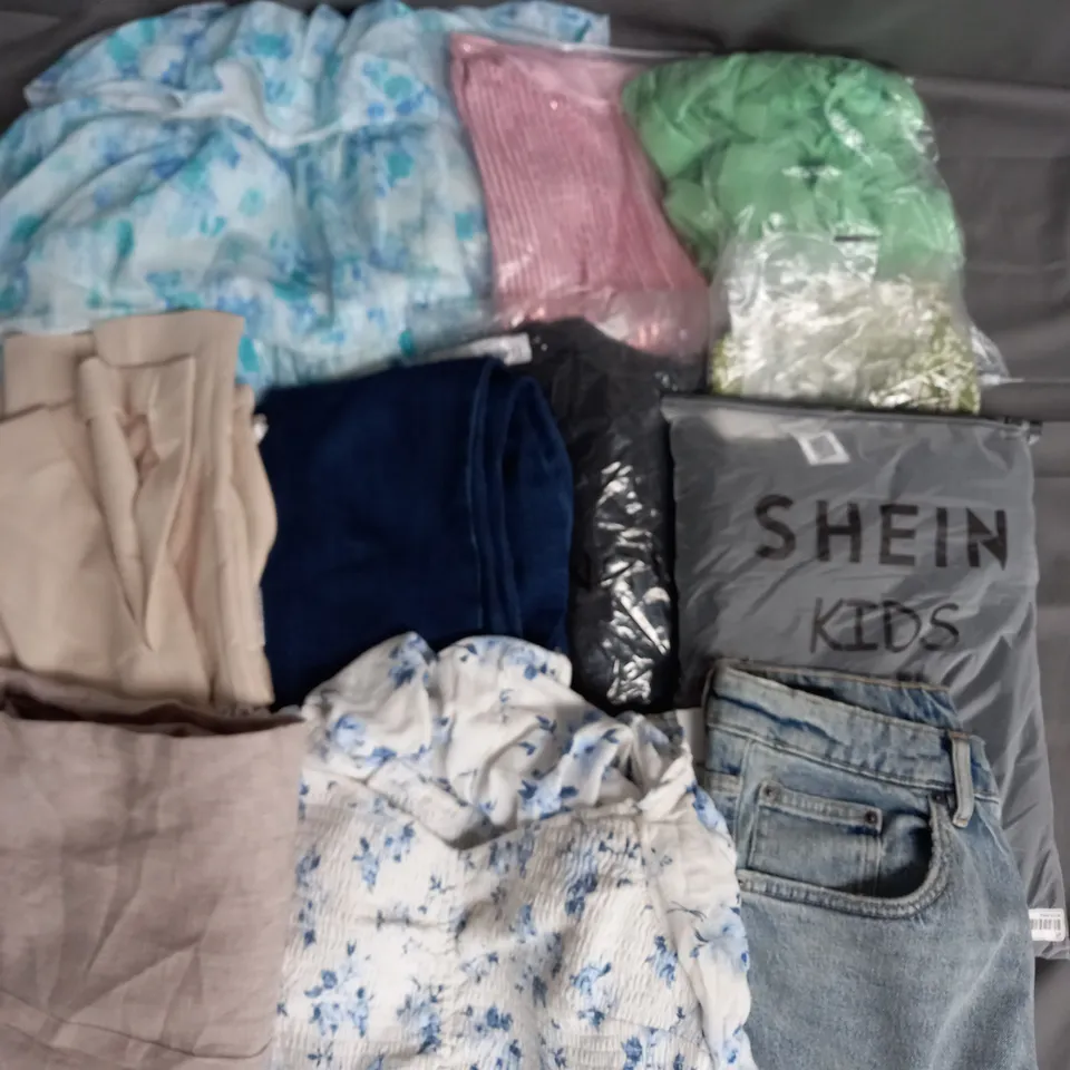 BOX OF APPROXIMATELY 25 ASSORTED CLOTHING ITEMS TO INCLUDE - TROUSERS, DRESSES, TOPS ETC