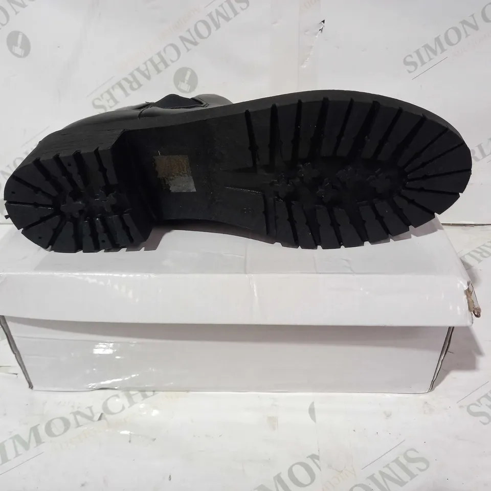 BOXED PAIR OF DESIGNER LEATHER SHOES IN BLACK UK SIZE 8