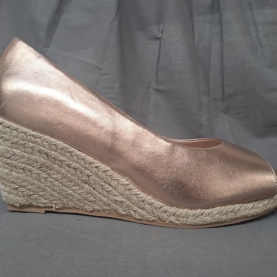 BOXED PAIR OF GOOD FOR THE SOLE PEEP TOE WEDGE SHOES IN METALLIC COPPER SIZE 7