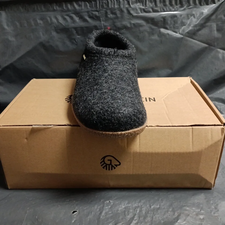 BOXED PAIR OF GIESSWEIN SHOES IN CHARCOAL SIZE UK 8