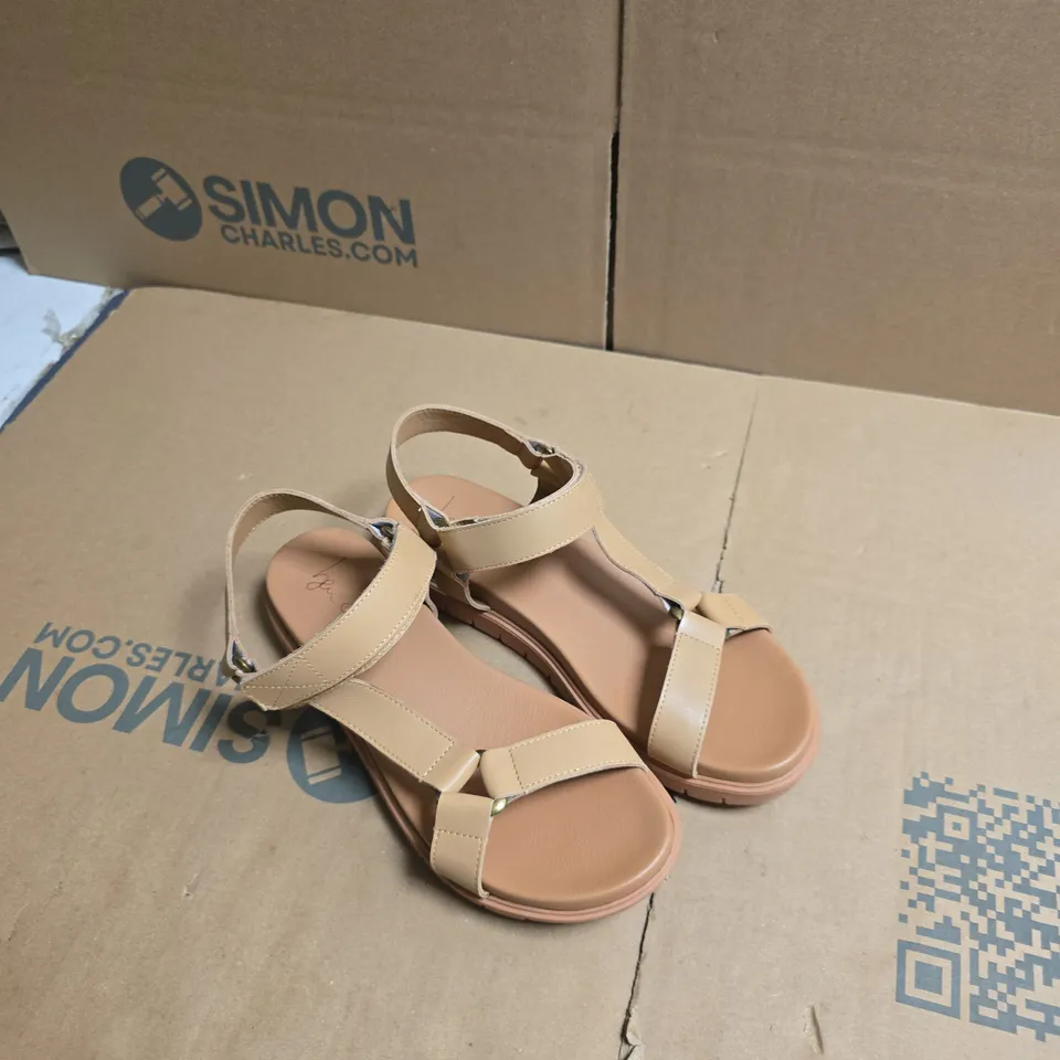 BEN DI LISI UK 6 WOMEN'S BEIGE STRAPPY SANDALS