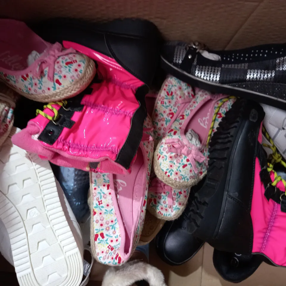 APPROXIMATELY 10 PAIRS OF ASSORTED KIDS SHOES IN VARIOUS STYLES AND SIZES 