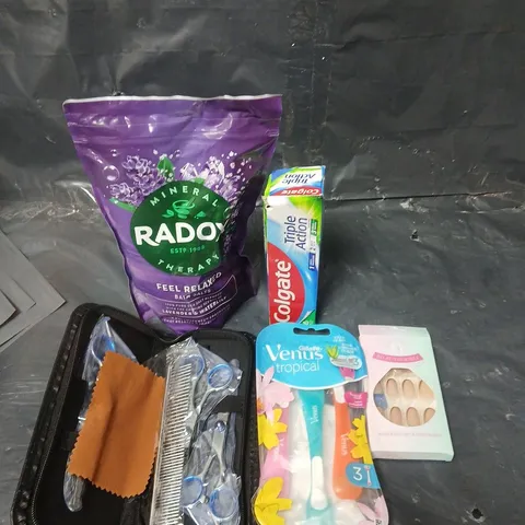 APPROXIMATEY 20 ASSORTED HEALTH AND BEAUTY PRODUCTS TO INCLUDE RADOX BATH SALTS, VENUS RAZORS AND NAIL CARE KIT