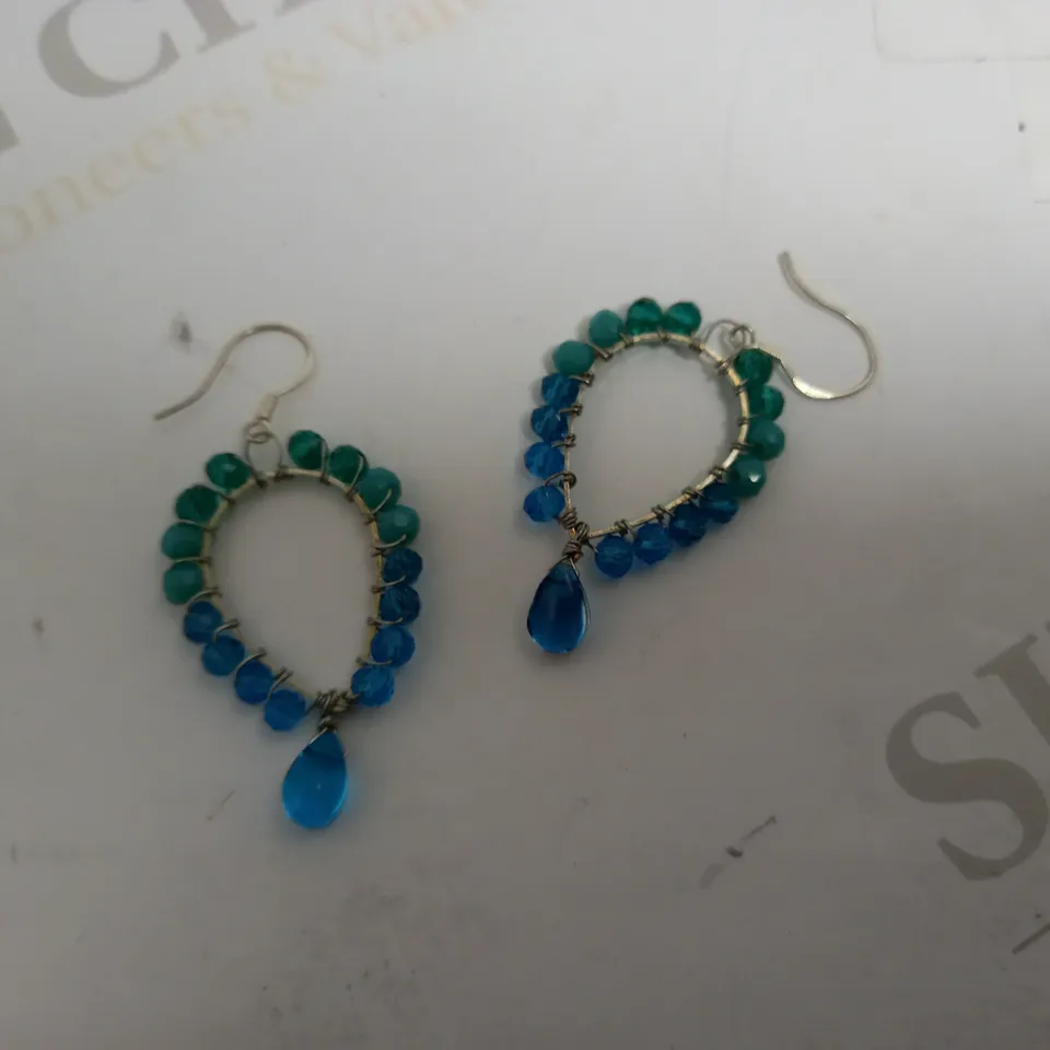 PAIR OF TURQUOISE STONE HOOP EARRINGS