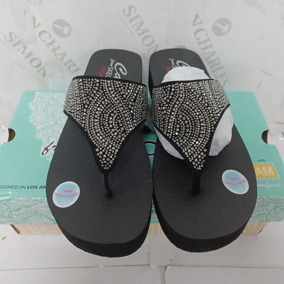 BOXED PAIR OF CALI FROM SKETCHERS YOGA FOAM STONE CANDY IN BLACK - UK 7