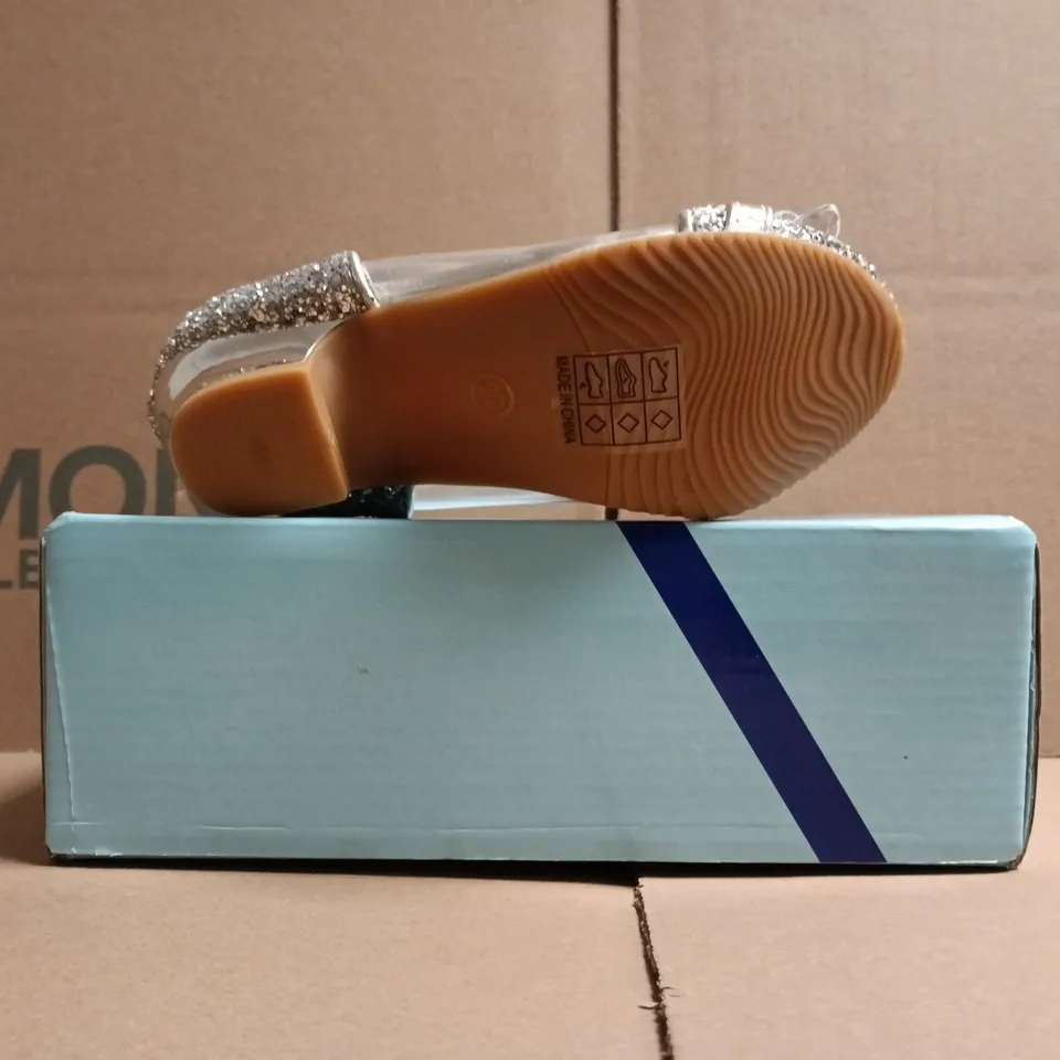 BOXED PAIR OF ELSA & ANNA KID'S LOW HEELED SHOWS IN SILVER GLITTER W. JEWEL DETAIL SIZE EU 27
