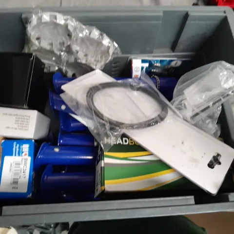 BOX OF ASSORTED CAR ITEMS TO INCLUDE - CAR STANDS - BIKE LIGHT - BULBS  