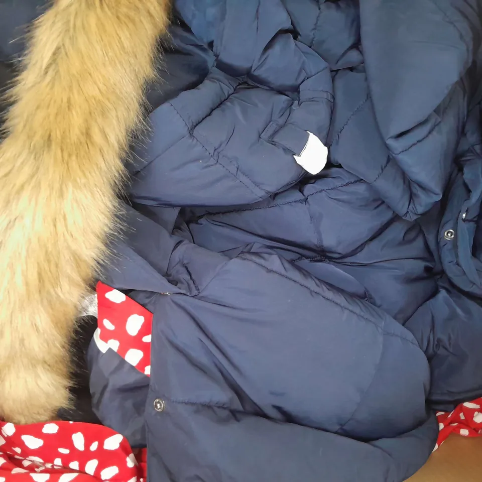 BOX OF APPROXIMATELY 15 ASSORTED CLOTHING ITEMS IN VARIOUS STYLES, COLOURS, AND SIZES - COLLECTION ONLY