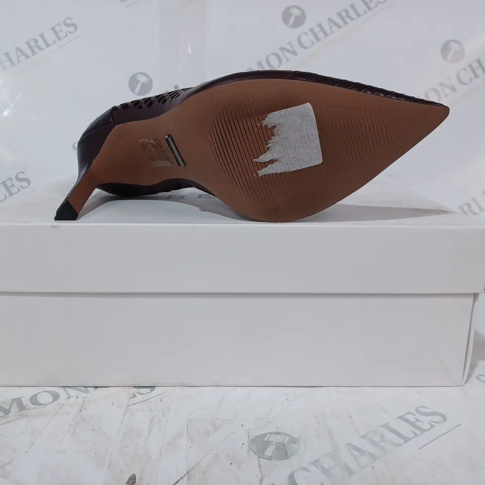 BOXED PAIR OF REISS CLOVER LIZARD SLIP-ON HEELS IN POMEGRANATE SIZE 4