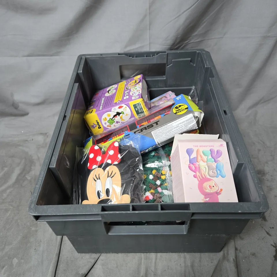 APPROXIMATELY 15 ASSORTED ITEMS OF TOYS AND GAMES INCLUDING DOBBLE SPOT IT GAME, LABUBU KEY ERASER, MINNIE MOUSE ZIPPED PURSE, DIE CAST CITY BUS SERIES MODEL