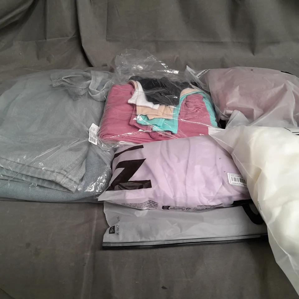 BOX OF APPROXIMATELY 25 ASSORTED CLOTHING ITEMS TO INCLUDE - JUMPERS, TOPS, DRESSES ETC 