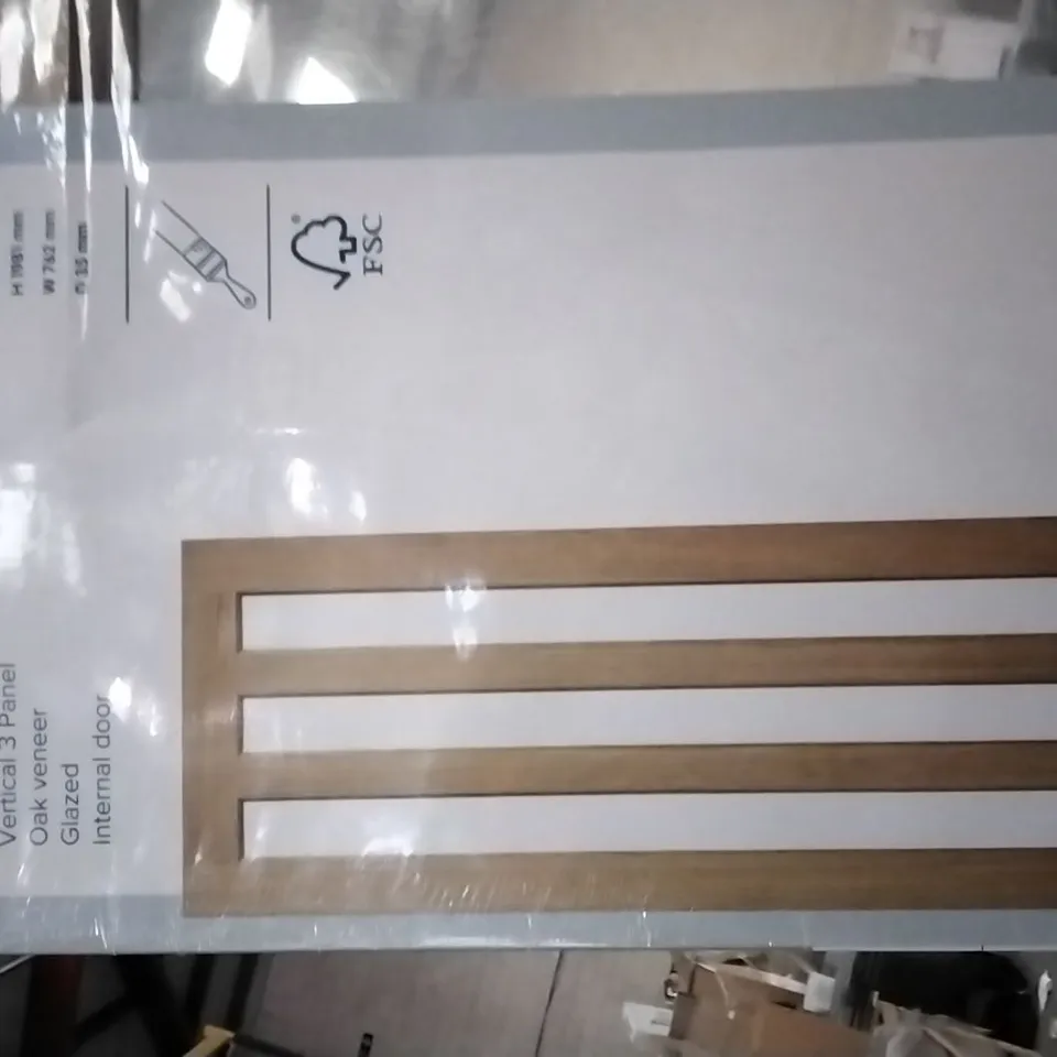 VERTICAL 3 PANEL OAK VENEER GLAZED INTERNAL DOOR 762 X 1981MM