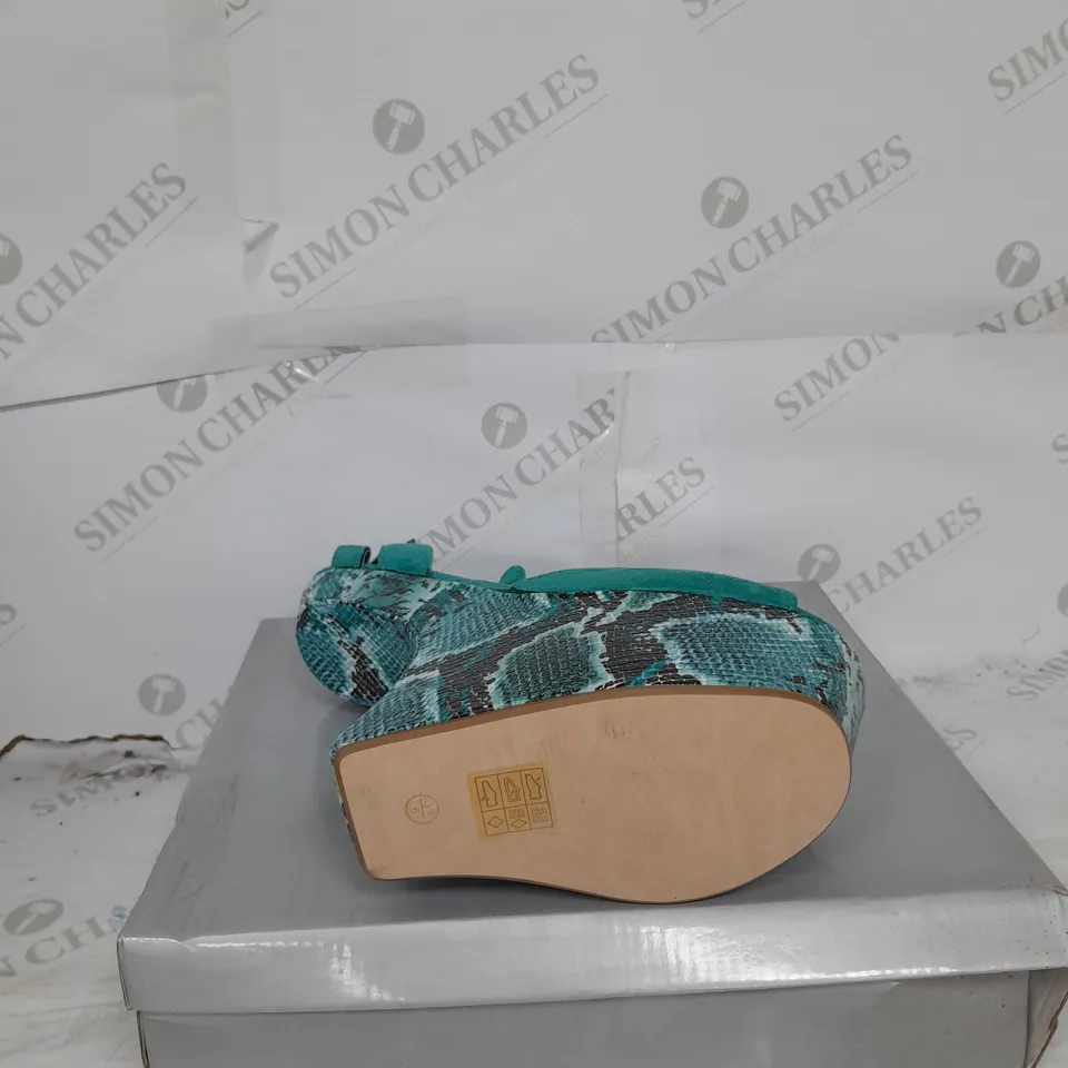 BOXED PAIR OF CASANDRA PLATFORM STRAP HEEL IN TURQUOISE SNAKESKIN SIZE 6