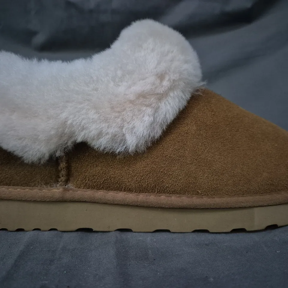 BOXED PAIR OF AUS WOOLI SLIPPERS IN CHESTNUT UK SIZE 8