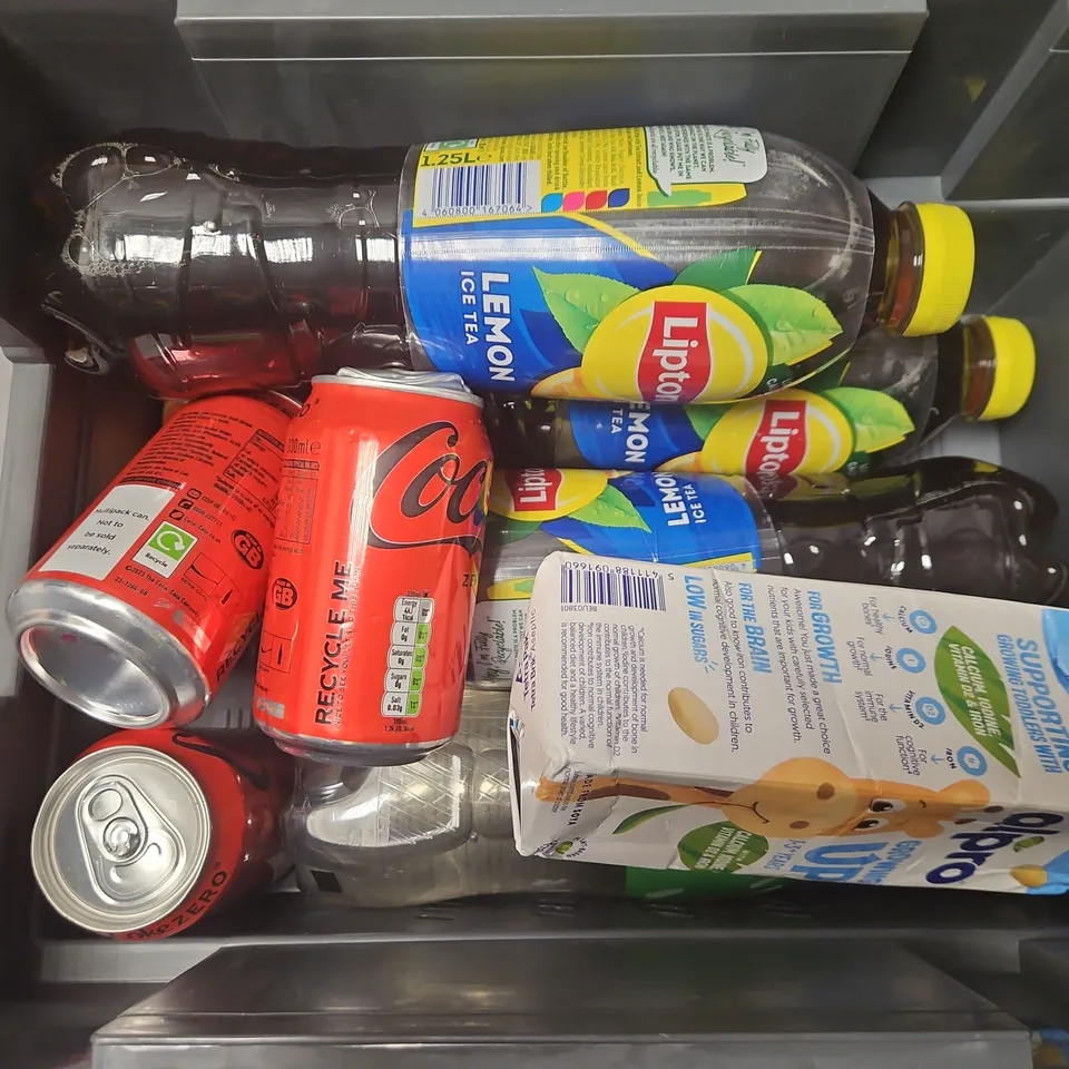 APPROXIMATELY 9 ASSORTED DRINKS TO INCLUDE LIPTON LEMON ICE TEA, ALPRO GROWING UP DRINK, LUCOZADE ENERGY APPLE, ETC - COLLECTION ONLY