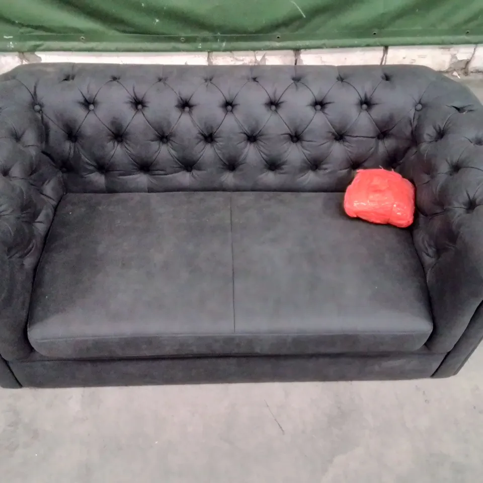 QUALITY DESIGNER 2 SEATER FABRIC UPHOLSTERED BUTTON BACK CHARCOAL GREY SOFA