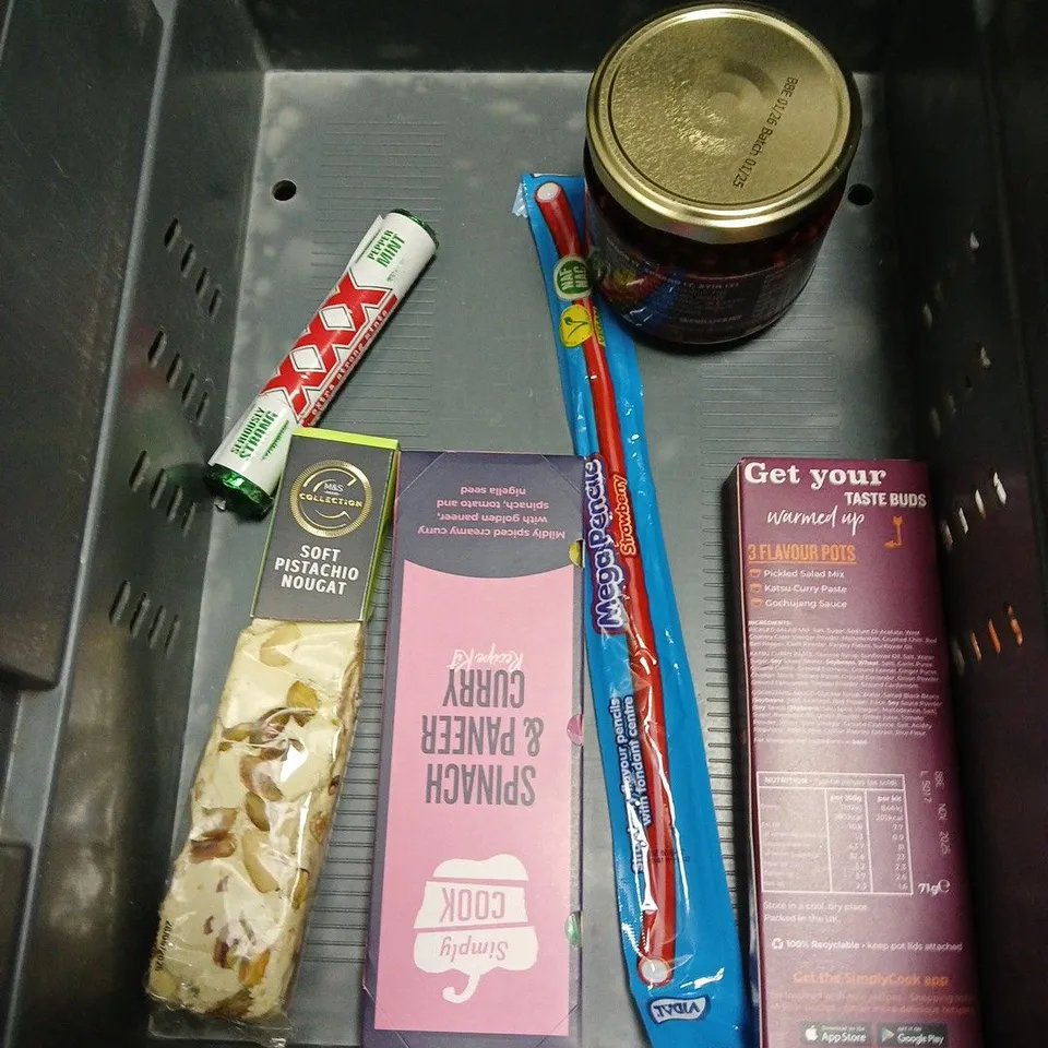 APPROXIMATELY 10 ASSORTED FOOD ITEMS TO INCLUDE - BATTERSEA BILTONG - TOFFIFEE WHITE CHOCOLATE - RED PANDA CHILLI CRISP - ETC