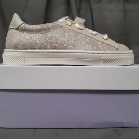 BOXED PAIR OF TNY TINNY SHOES KIDS SHOES IN CREAM W. ROSE PATTERN EU SIZE 29