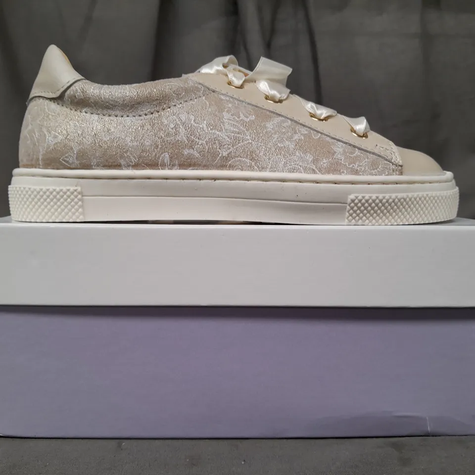 BOXED PAIR OF TNY TINNY SHOES KIDS SHOES IN CREAM W. ROSE PATTERN EU SIZE 29