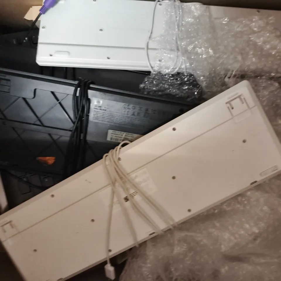 BOX OF APPROXIMATELY 10 ASSORTED HOUSEHOLD ELECTRIC ITEMS TO INCLUDE KEYBOARDS, ETC