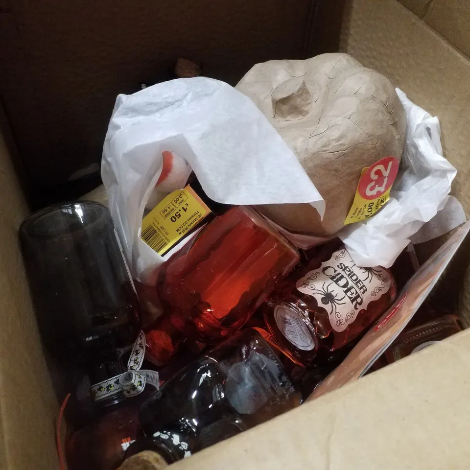 PALLET CONTAINING ASSORTED HALLOWEEN DECORATIONS & PRODUCTS INCLUDING DECORATIVE JARS, DECORATIVE SKULLS & GLASS BOTTLES