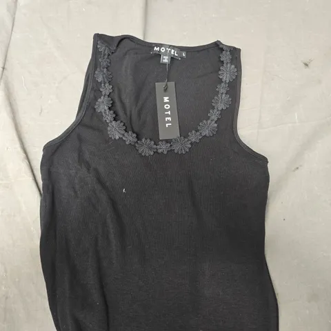 MOTEL VEIRA DAISY APPLIQUE VEST IN BLACK - L